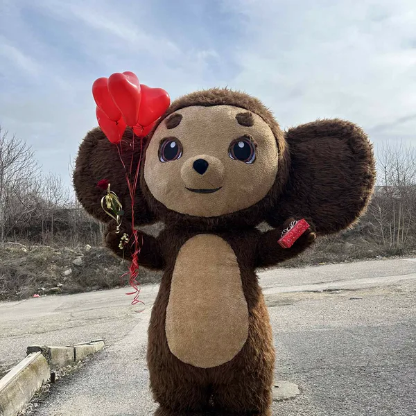 Чибурашка с червени балони