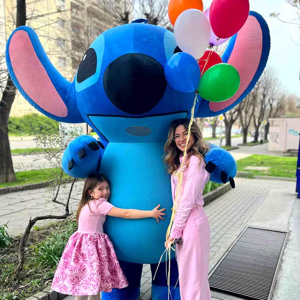 Гига Стич — синият герой с балони и дете
