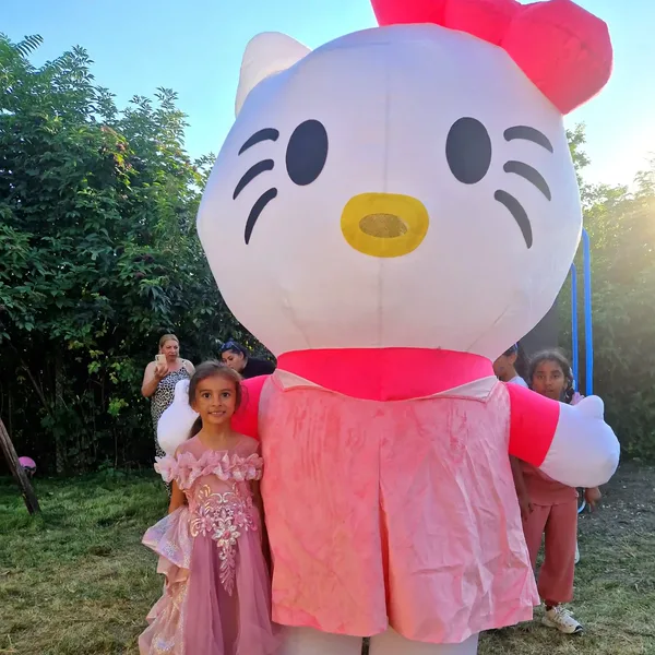 Hello Kitty с розова рокля и деца