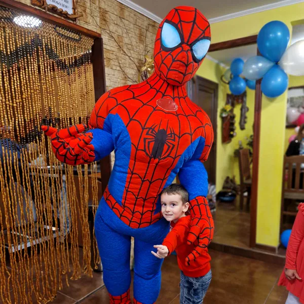 Спайдер мен с дете на детски рожден ден